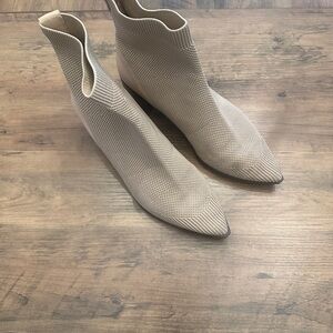 Elegant Cream Everlane Ankle Boots